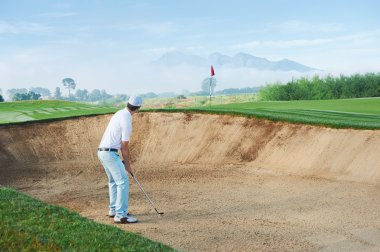golfçü isabet top gelen tehlike