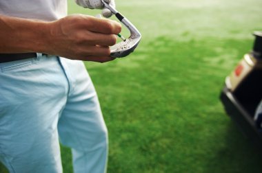 Golfçü toprak ve kum oluklar kaldırır