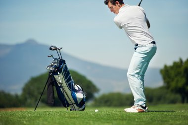 Golfçü adam vurma golf topu