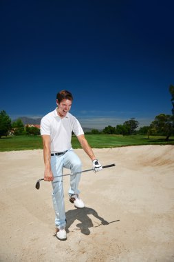 Hayal kırıklığına uğramış golfçü öfkesini kaybediyor
