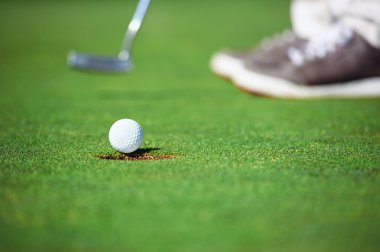 golf topu deliğe düşüyor