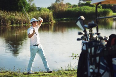Golf adam gözlerini Güneş'ten kalkan