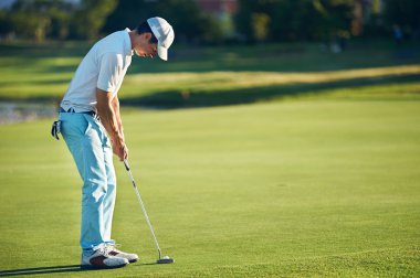 Birdiee için yeşil koyarak golf adam