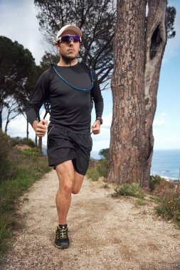 Günlük fitness rutin yapan erkek