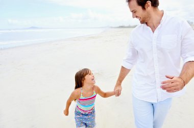 Baba ve kızı sahilde.