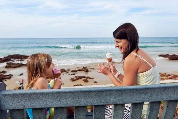 Mamma e figlia godono di gelato in spiaggia — Foto Stock