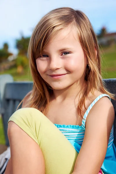 Csinos fiatal lány gyermek mosolyogva — Stock Fotó