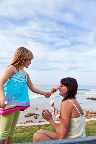 Maman et fille aiment la crème glacée à la plage — Photo