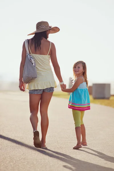 माँ और बेटी समुद्र तट पर चल रहे — स्टॉक फ़ोटो, इमेज