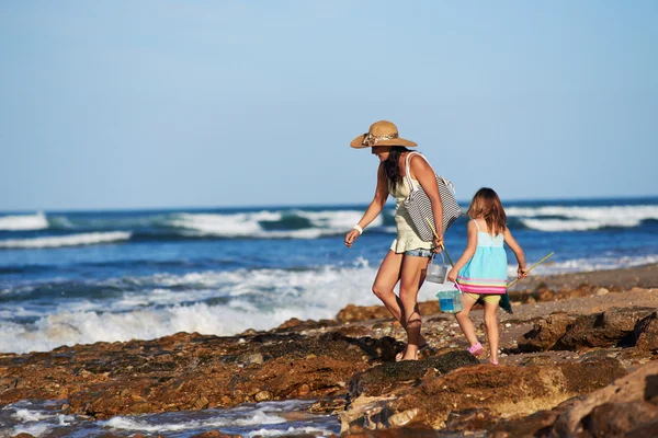 Mother and daughter fishing at beach — Stock Photo, Image