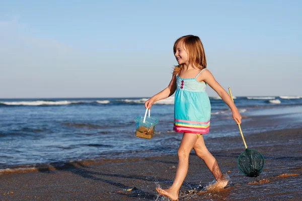 Jong meisje aan strand met visnet — Stockfoto