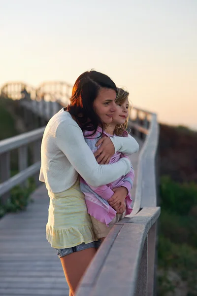 Mom and daughter looking at ocean — Stock Photo, Image