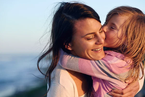 Mutter und Tochter umarmen — Stockfoto