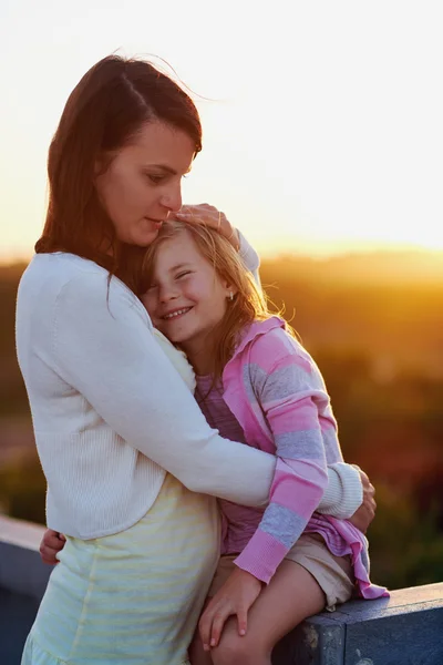 Mor och dotter kramas — Stockfoto