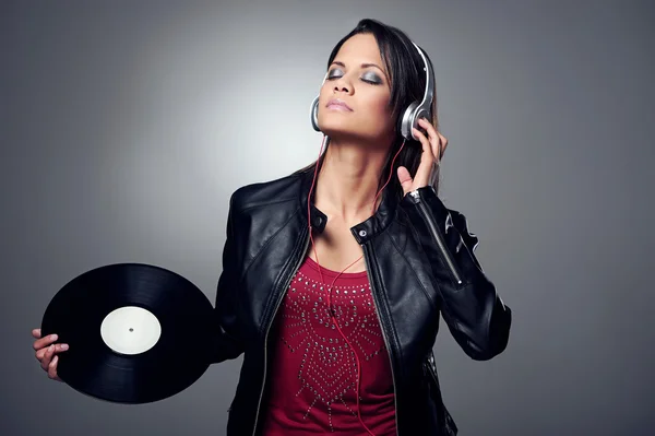 Mulher dj com disco de vinil e fones de ouvido — Fotografia de Stock