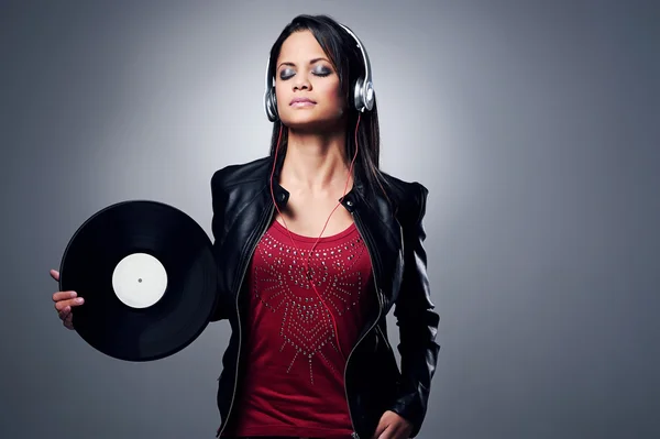 Donna dj con disco in vinile e cuffie — Foto Stock