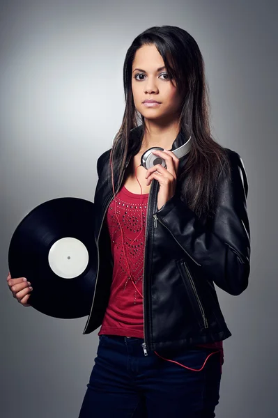 Mujer dj con disco de vinilo y auriculares — Foto de Stock