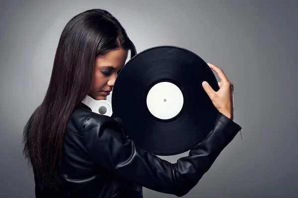 Mulher dj com disco de vinil e fones de ouvido — Fotografia de Stock