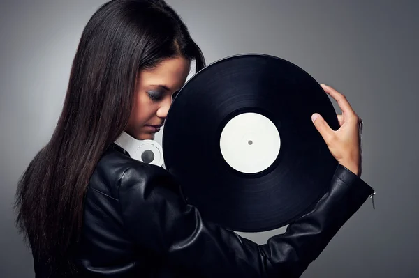 ビニール レコードとヘッドフォンと女性 dj — ストック写真