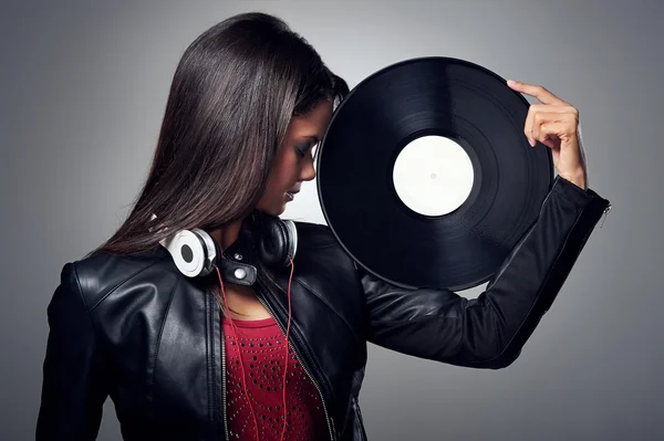 Mujer dj con disco de vinilo y auriculares — Foto de Stock