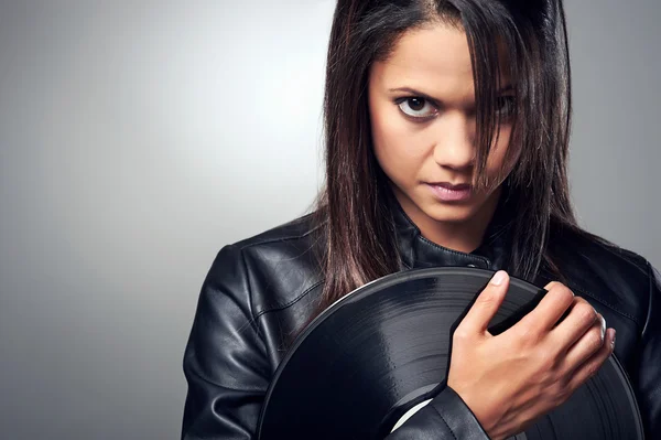 Mulher dj com disco de vinil e fones de ouvido — Fotografia de Stock