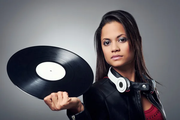 Dj žena s vinyl záznam a sluchátka — Stock fotografie
