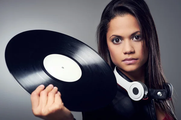 Mulher dj com disco de vinil e fones de ouvido — Fotografia de Stock