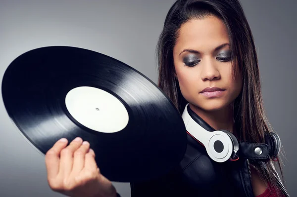 Mulher dj com disco de vinil e fones de ouvido — Fotografia de Stock