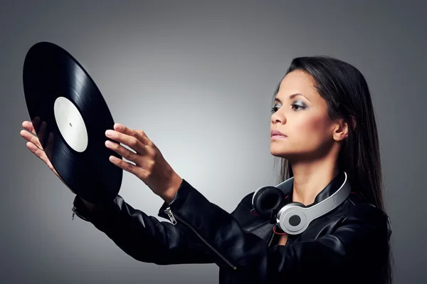 Vrouw dj met vinyl record en hoofdtelefoons — Stockfoto