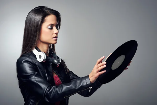 Kadın dj vinil kaydı ve kulaklık ile — Stok fotoğraf