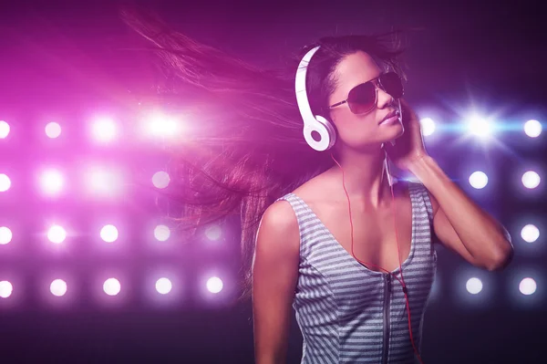 Vrouw dj genieten van muziek op koptelefoon — Stockfoto
