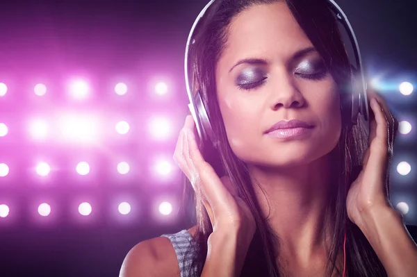 Kvinnan dj njuter av musik i hörlurar — Stockfoto
