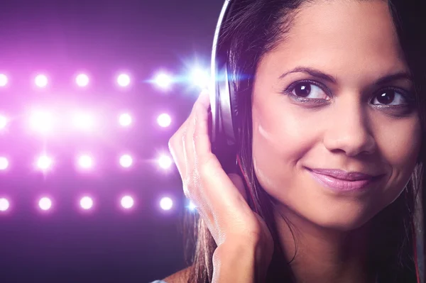 Mujer dj disfrutando de la música en los auriculares — Foto de Stock