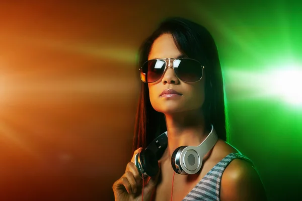 DJ žena se sluchátky — Stock fotografie
