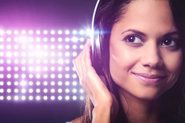 Mujer dj disfrutando de la música en los auriculares — Foto de Stock