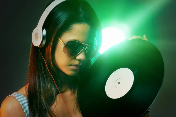Kvinnan dj med vinylskiva och hörlurar — Stockfoto