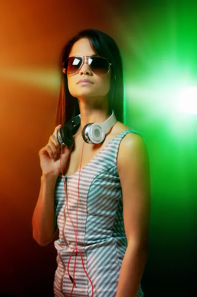 DJ žena se sluchátky — Stock fotografie
