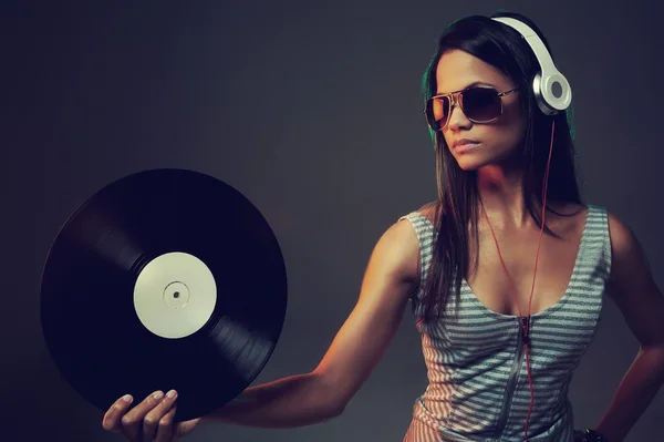 Mujer dj con disco de vinilo y auriculares — Foto de Stock