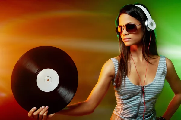 Mulher dj com disco de vinil e fones de ouvido — Fotografia de Stock