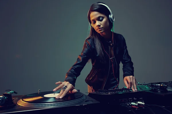 Dj mulher tocando música no deck de vinil — Fotografia de Stock