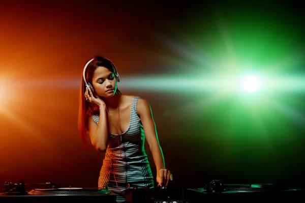 Kvinnan dj spelar musik på fest — Stockfoto