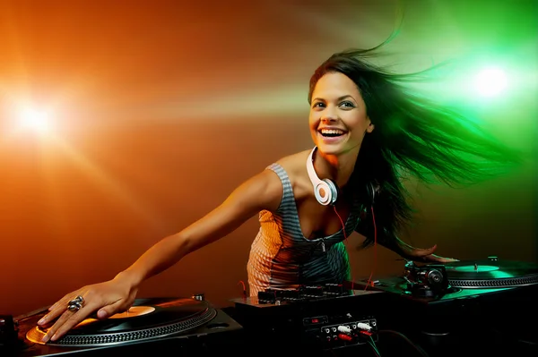 Dj donna che suona musica sul disco in vinile — Foto Stock