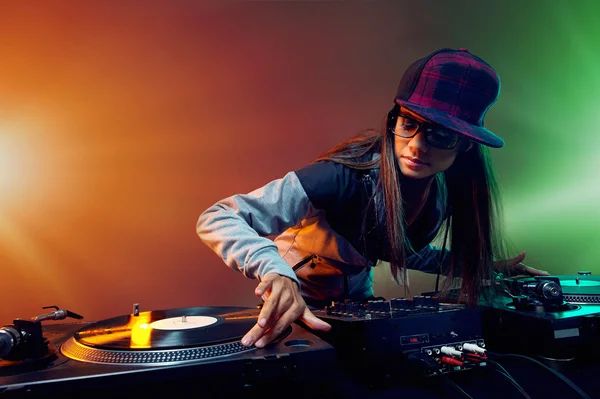 Hiphop dj mujer jugando en discoteca — Foto de Stock