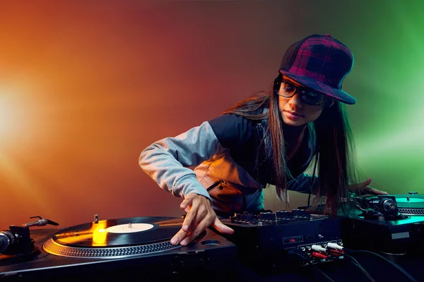 Gece kulübünde oynarken Hiphop dj kadın