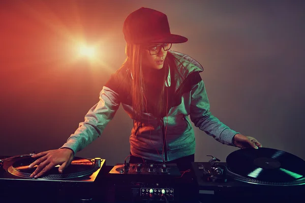 Hiphop dj mulher jogando em boate — Fotografia de Stock