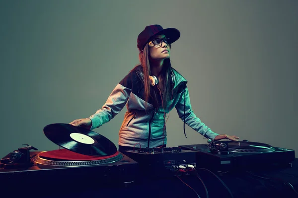 Hiphop dj donna che gioca al nightclub — Foto Stock