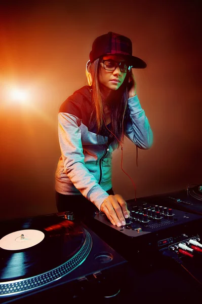 Hiphop dj mujer jugando en discoteca — Foto de Stock