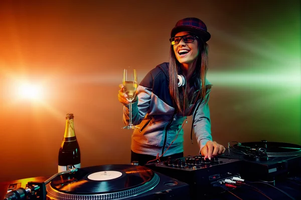 Discothèque DJ à la fête avec champagne pétillant — Photo