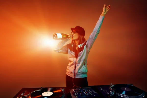 Нічний клуб DJ на вечірці з шампанським — стокове фото