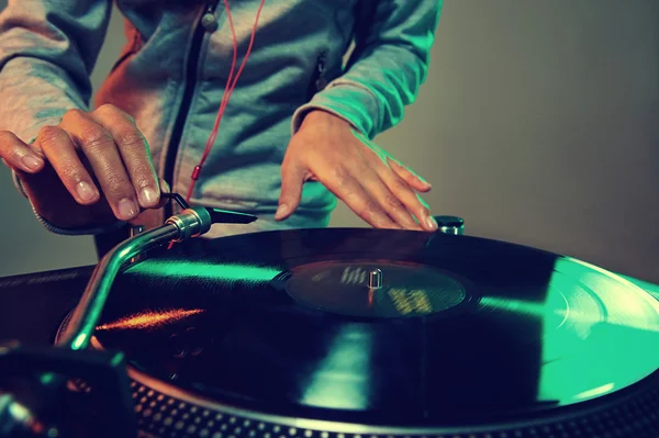 DJ ruce na palubě vybavení a mixer — Stock fotografie